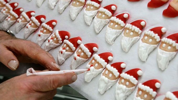 Podívejte se, jak se vyrábějí a zdobí čokoládoví Santa Clausové