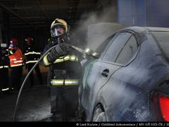 I po uhašení plamenů musí hasiči pokračovat v chlazení baterie