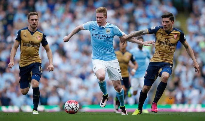 Kevin de Bruyne a Hector Bellerin v utkání Manchester City vs. Arsenal