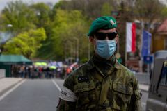 U hranic se střílelo. Muž vystoupil z auta a snažil se utéct do Polska