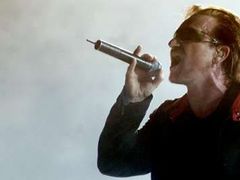 Bono na koncertě v Buenos Aires