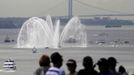 A flotilla of boats escorts the Space Shuttle Enterprise as it is transported on a barge up the Hudson River to the Intrepid Sea, Air & Space Museum in New York, June 6, 2012. REUTERS/Gary Hershorn (UNITED STATES - Tags: SCIENCE TECHNOLOGY TRANSPORT CITYSPACE) Published: Čer. 6, 2012, 4:43 odp.