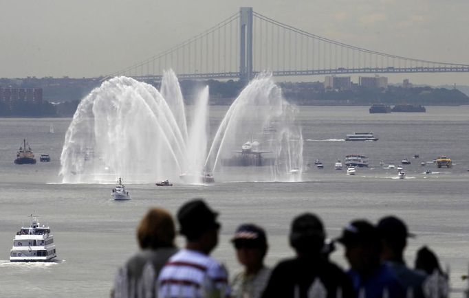 A flotilla of boats escorts the Space Shuttle Enterprise as it is transported on a barge up the Hudson River to the Intrepid Sea, Air & Space Museum in New York, June 6, 2012. REUTERS/Gary Hershorn (UNITED STATES - Tags: SCIENCE TECHNOLOGY TRANSPORT CITYSPACE) Published: Čer. 6, 2012, 4:43 odp.