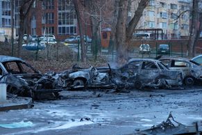 Spálená auta, vybitá okna. Jak vypadá město, kvůli kterému se Rusové zlobí na Česko