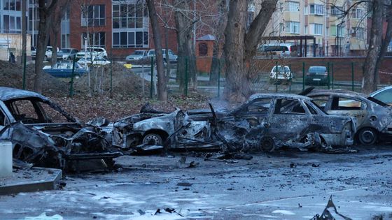 Spálená auta, vybitá okna. Jak vypadá město, kvůli kterému se Rusové zlobí na Česko