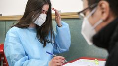 Ilustrační foto - koronavirus, respirátor, očkování, vakcína, Moderna, injekce, stříkačka, lékař, pacient, sestra, zdravotnictví, očkovací centrum