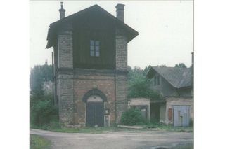 Nádražní budova na přednádraží u Lověšic, kde v červnu 1945 stály transporty karpatských Němců a československých vojáků. Stav z roku 1993.