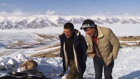 Lidé se zlatou horečkou se spouštějí do hlubin kyrgyzských hor. Nemohou prý jinak