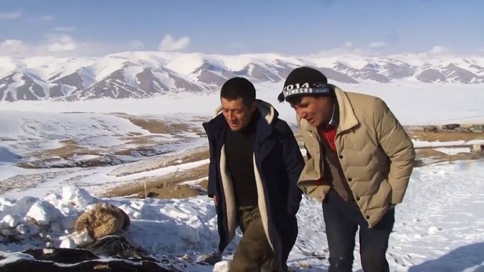V kyrgyzském regionu Naryn se v podzemí lopotí ve strašlivém chladu stovky horníků a pátrají po zlatě.