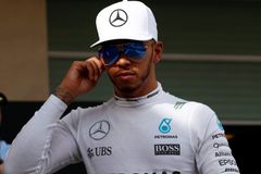 První měření sil v Abú Zabí ovládl Hamilton, porazil Rosberga v obou trénincích