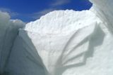 Navíc při dvacetistupňových teplotách led i sníh tají neuvěřitelně rychle. 
Místnost Art suite “Eternity”, kterou vytvořili umělci Fernando Incaurgarat and AnnaSofia Mååg