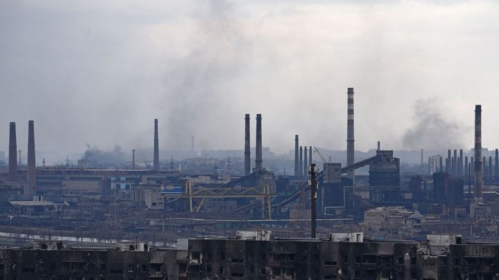 Údajný chemický útok cílil na úkryt Azovu, velitel ten den hrozil "vykouřením z děr"; Zdroj foto: Reuters