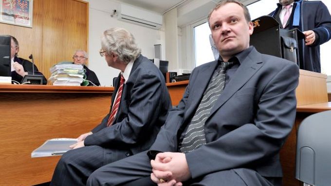 Ladislav Jelínek (vpravo) a Josef Knotek u soudu.