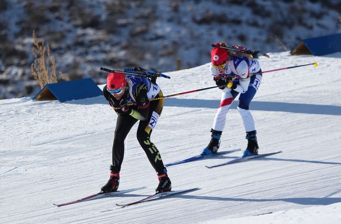 Markéta Davidová za Němkou Vanessou Hinzovou v hromadném závodě na 12,5 km na ZOH 2022 v Pekingu