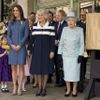 Královna Alžběta, Kate a Camilla si vyrazily do obchodu