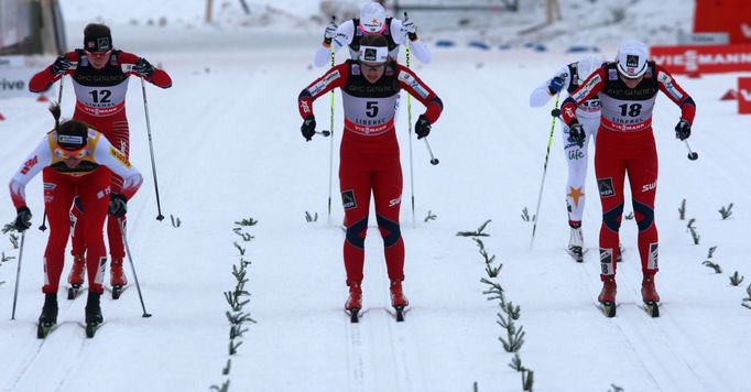 Finiš ženského finále. Zprava Justyna Kowalczyková, Celine Brunová-Lieová (12),  Ingvild Flugstad Östberová (5) a Maiken Caspersen Fallaová (18).