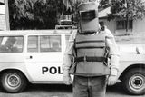 Policista Pohotovostní motorizované jednotky (PMJ) s těžkou neprůstřelnou vestou a přilbou (Ďáblice, 90. léta).