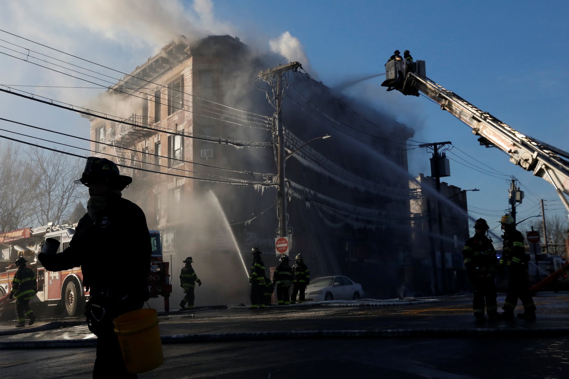 Požár bytového domu v newyorském Bronxu