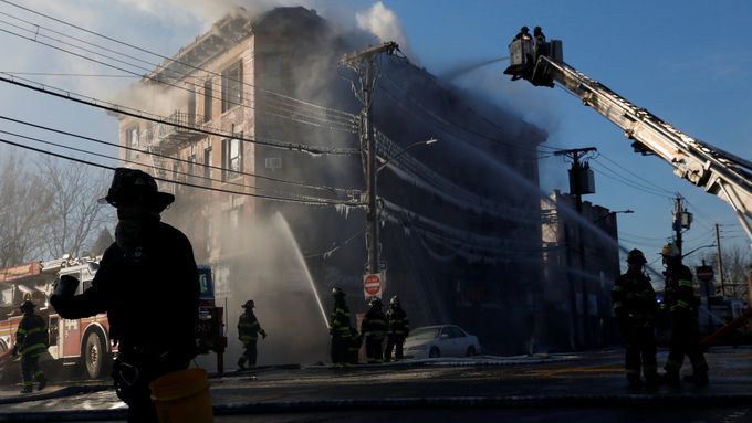 Požár bytového domu v newyorském Bronxu.