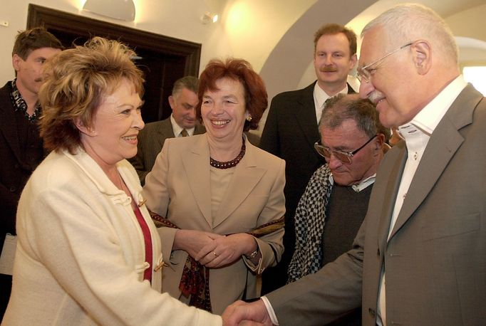 S prezidentem Václavem Klausem a jeho manželkou Livií na zahájení výstavy malíře Josefa Jíry v Lomnici nad Popelkou, 2003.