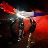 Francouzští fanoušci v Nice slaví po semifinále MS 2022 Francie - Maroko