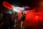 Po celé Francii ve středu večer propukly bujaré oslavy postupu francouzského národního týmu do finále mistrovství světa ve fotbale po výhře 2:0 nad Marokem.