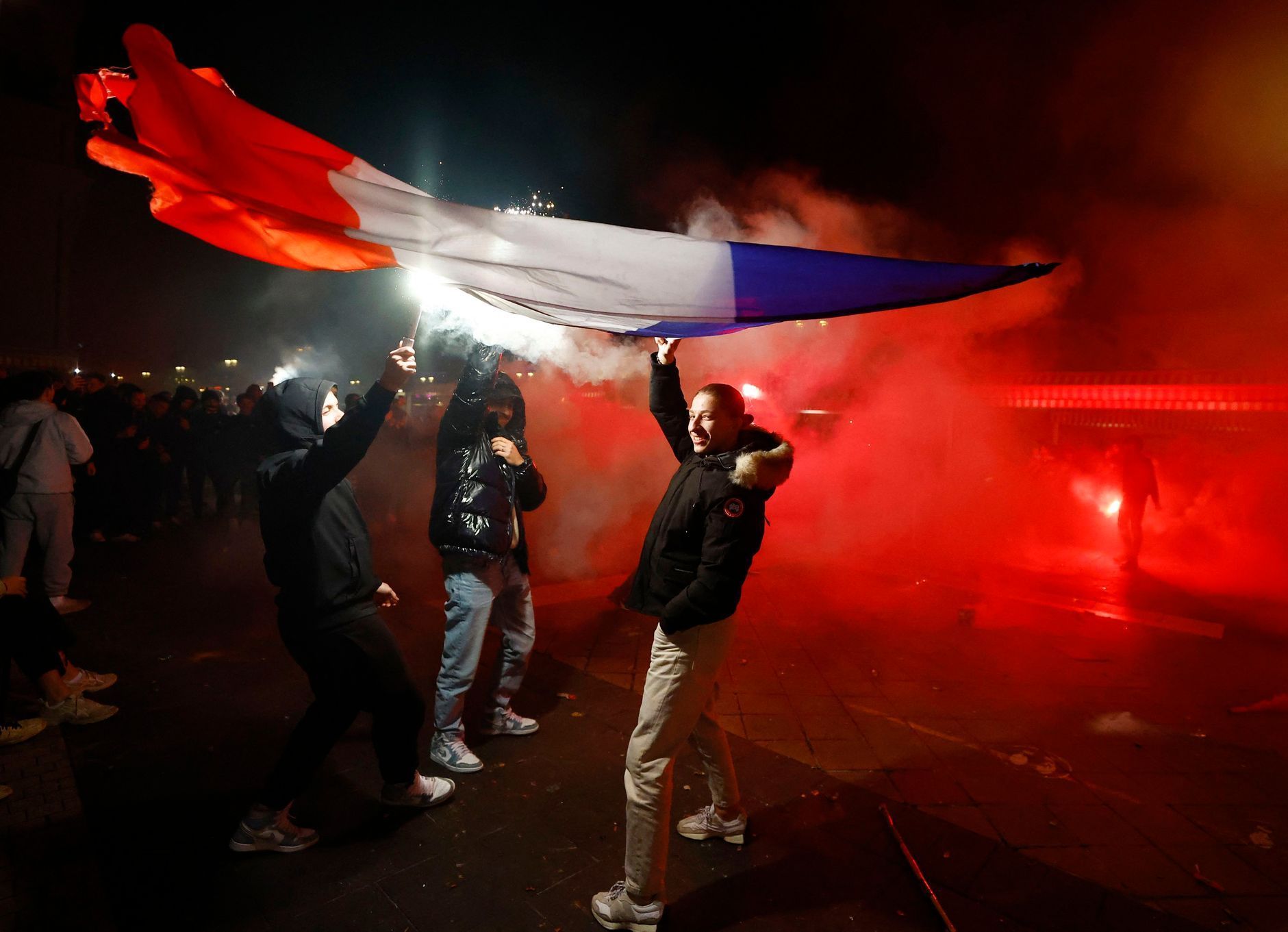 Francouzští fanoušci v Nice slaví po semifinále MS 2022 Francie - Maroko