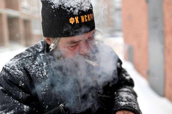 Život bezdomovců v třeskutých mrazech na Sibiři v Rusku.  19. 2. 2020