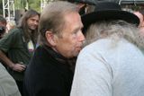 Václav Havel se zdraví s básníkem Ivanem Jirousem. "Naštěstí nepíšu básně, to bych byl až druhý"