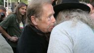 Václav Havel se zdraví s básníkem Ivanem Jirousem. "Naštěstí nepíšu básně, to bych byl až druhý"