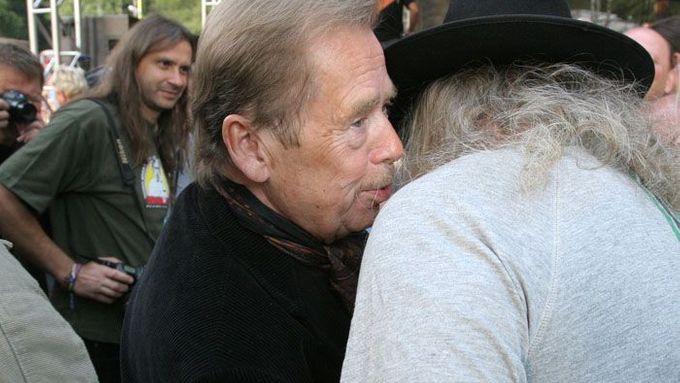 Častým hostem je v Trutnově i bývalý prezident Václav Havel. Letos dojde i na jeho Audienci. Na snímku s Ivanem Martinem Jirousem.