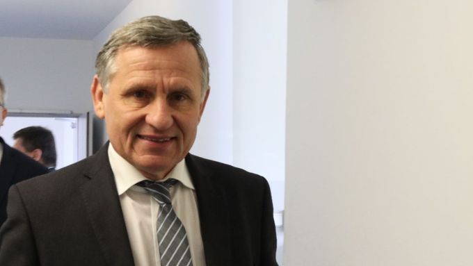 Hejtman Jiří Čunek přichází na hlasování o výstavbě nové nemocnice