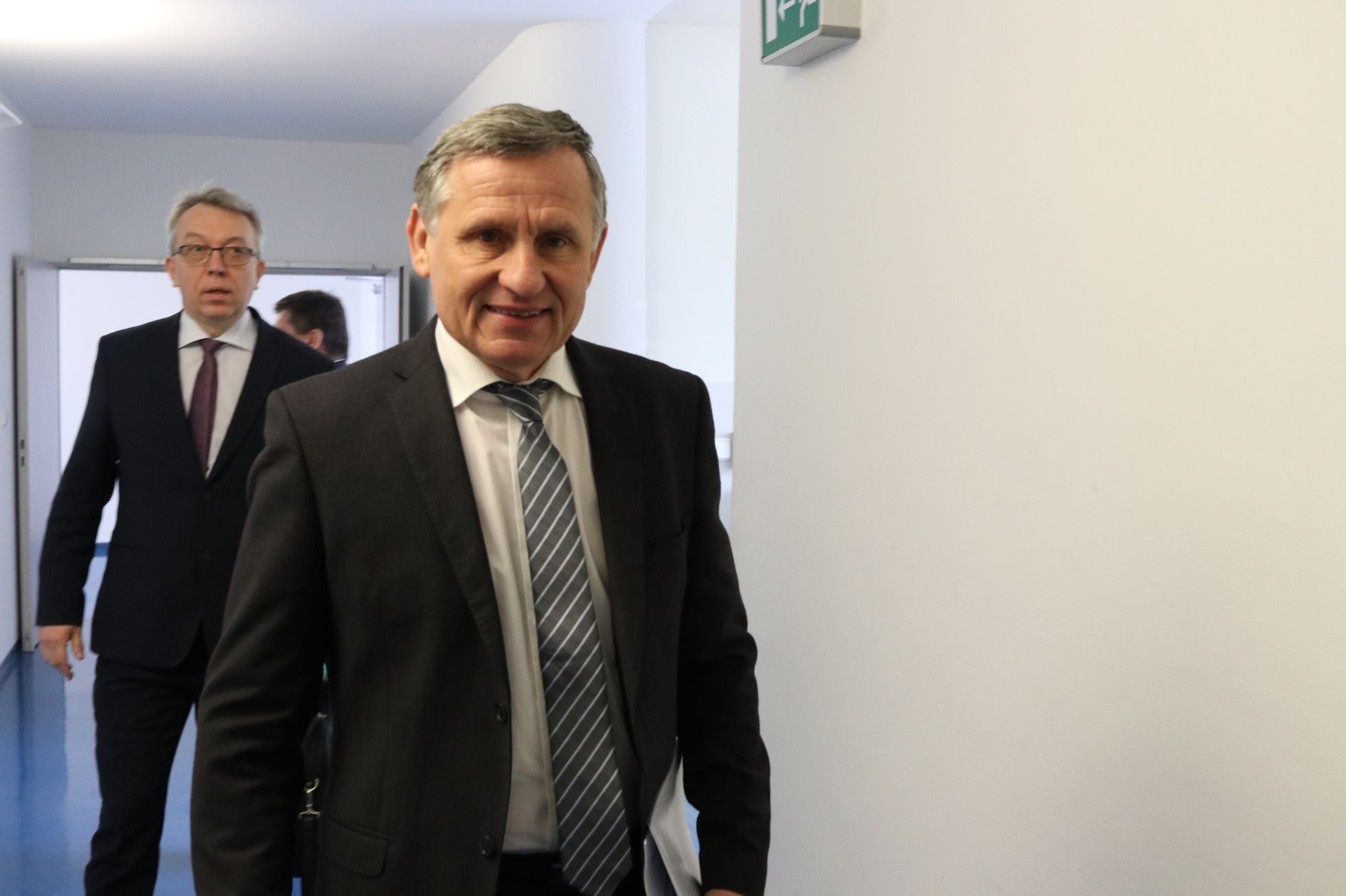 Hejtman Jiří Čunek přichází na hlasování o výstavbě nové nemocnice