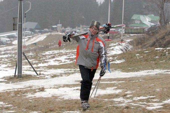 Na Horních Mísečkách v západních Krkonoších jen jinovatka připomíná, jak vypadá sníh