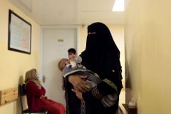 Na pokraji zhroucení: Afghánským nemocnicím docházejí léky, zaměstnanci jsou bez mezd