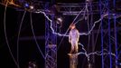 Magician David Blaine channels bolts of electricity from various tesla coils charged with one million volts of electricity during a stunt on Pier 54 in New York, October 5, 2012. Blaine hopes to stand in the same position for 72 hours. REUTERS/Andrew Burton (UNITED STATES - Tags: SOCIETY ENTERTAINMENT) Published: Říj. 6, 2012, 3:47 dop.