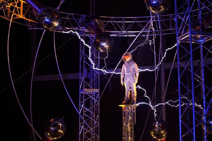 Magician David Blaine channels bolts of electricity from various tesla coils charged with one million volts of electricity during a stunt on Pier 54 in New York, October 5, 2012. Blaine hopes to stand in the same position for 72 hours. REUTERS/Andrew Burton (UNITED STATES - Tags: SOCIETY ENTERTAINMENT) Published: Říj. 6, 2012, 3:47 dop.