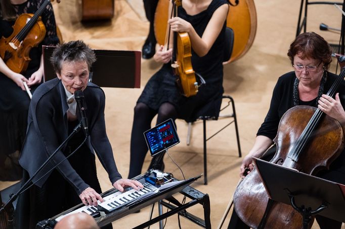 Laurie Anderson při vystoupení s Filharmonií Brno.