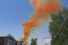 Výbuch v Synthesii, nad Pardubicemi byl oranžový mrak