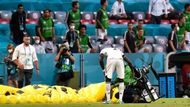 Podle agentury AP zřejmě seskočil ze střechy stadionu. Na padáku měl nápisy Greenpeace a Kick out oil (Vykopněte naftu).