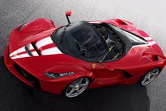 Nové Ferrari bylo vydraženo za 216 milionů korun. Padl tak historicky nejvyšší aukční rekord