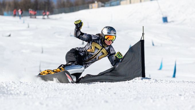 Ester Ledecká při tréninku na snowboardu v Pekingu 2022.