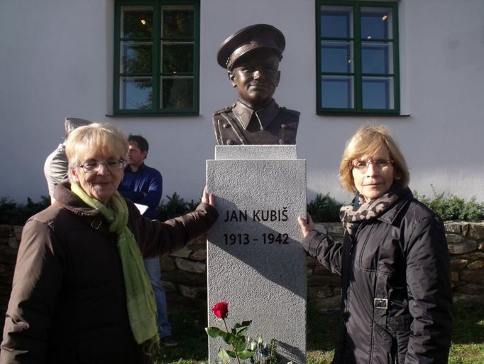 Dcery Aloise Denemareka (Dana a Anna - zleva) - kamaráda a pomocníka Jana Kubiše.