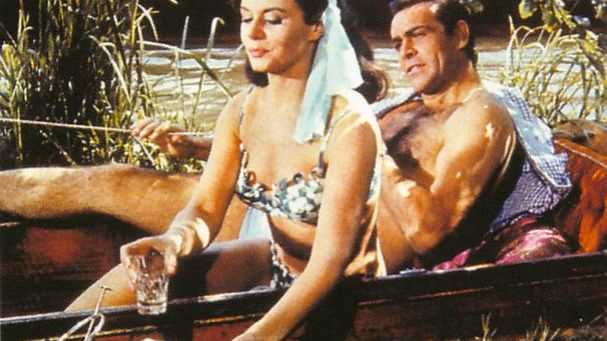 Jediná Bondova filmová milenka, která se objevila ve dvou filmech za sebou.