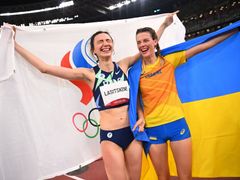 Fotografie z letní olympiády v Tokiu, na níž vítězná Maria Lasickeneová pózuje s vlajkou Ruského olympijského výboru po boku bronzové Ukrajinky Jaroslavy Magučichové