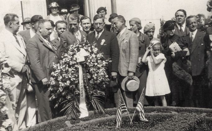 Muži s věncem na Českém národním hřbitově, září 1934.