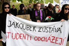 Studenti etnologie na UK ve stávce: Chtějí odvolání ředitele