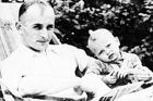 Eichmann (na snímku se synem Klausem) vydával rozkazy k deportacím a masovému vyvražďování. Během holokaustu zahynulo v Evropě šest milionů Židů. Rodák ze Solingenu v Porýní byl po obsazení Rakouska v roce 1938 poslán do Vídně, kde založil ústřednu pro židovské vystěhovalectví. O rok později stál u založení podobné ústředny v Praze. Eichmann začal organizovat zatýkání a postupně i přesuny Židů do koncentračních a vyhlazovacích táborů.