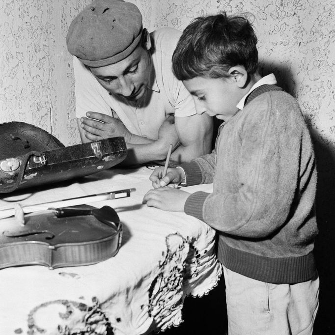 Fotografie z cyklu Budování socialistické vlasti - Romové v práci a při odpočinku. Soubor fotografií byl pořízen na území Československa během 50. let 20. století.