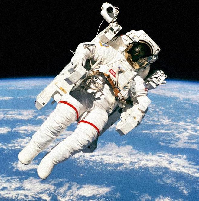 Astronaut Bruce McCandless "pluje" nad Zemí. | Foto: The U.S. National Archives / Public domain